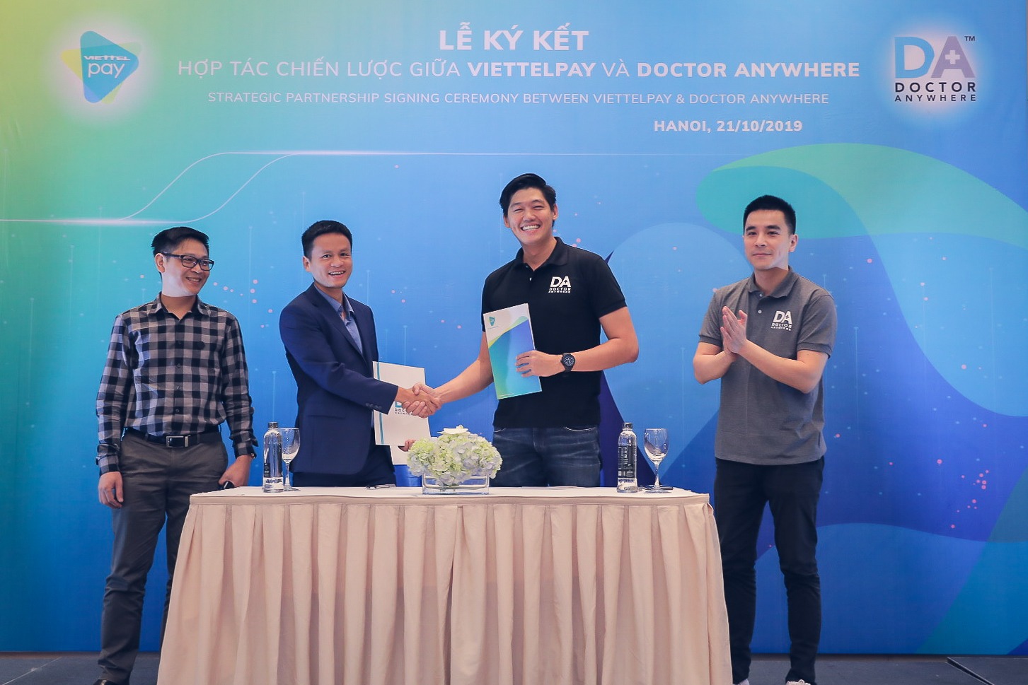 CEO and Founder Lim Wai Mun with officials from ViettelPay to commemorate the establishment of the partnership.